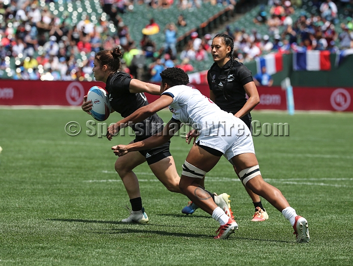 2018RugbySevensSat-09.JPG - Michaela Blyde (6) of New Zealand escapes from Kristen Thomas of the United States and scores a try in the women's championship semi-finals of the 2018 Rugby World Cup Sevens, Saturday, July 21, 2018, at AT&T Park, San Francisco. New Zealand defeated the United States 26-21. (Spencer Allen/IOS via AP) 